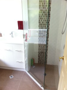 semi-frameless screen, nib wall between vanity  